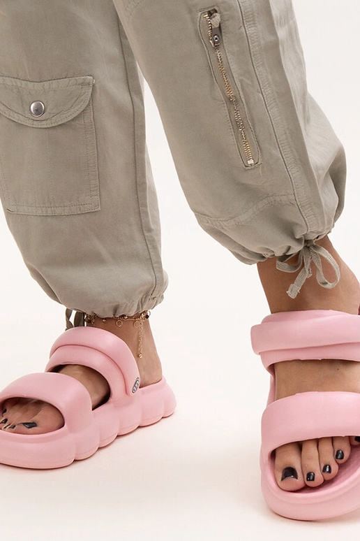 Sandales légères en mousse de couleur... Sandales légères en mousse de couleur...