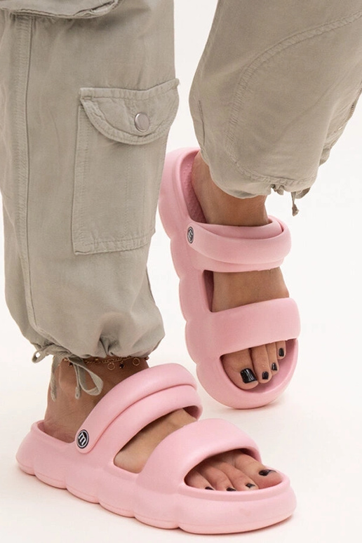 Sandales légères en mousse de couleur... Sandales légères en mousse de couleur...