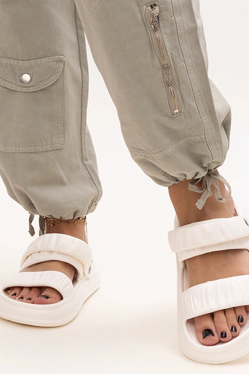 Sandales blanches en mousse...