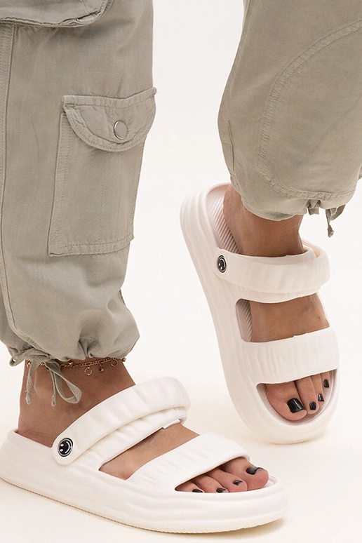 Sandales blanches en mousse avec...