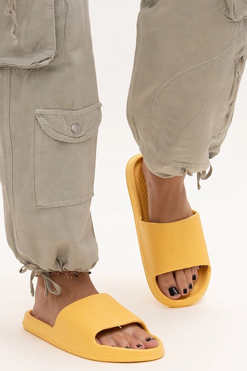 Tongs en mousse jaune Menta