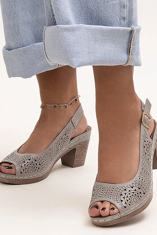 Sandales à talons ajourées grises... Sandales à talons ajourées grises...