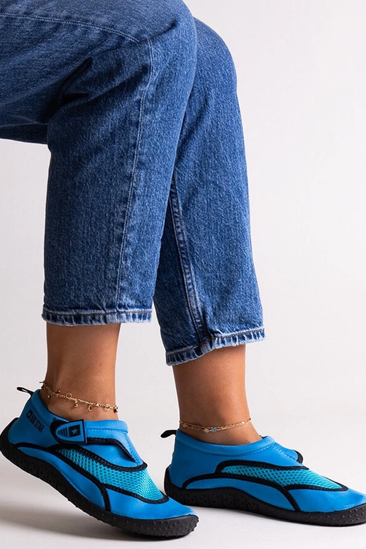 Chaussures de sport bleues pour l'eau... Chaussures de sport bleues pour l'eau...