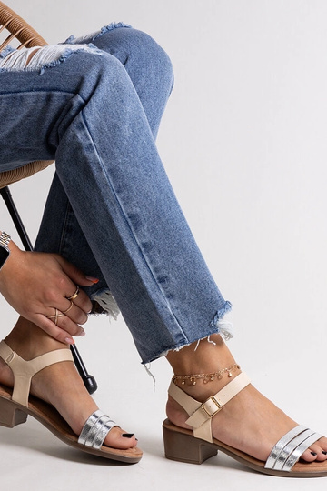 Sandales à talons bas... 2