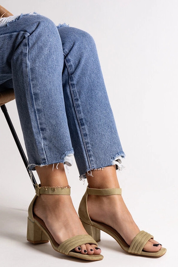 Sandales à talons bas... 2