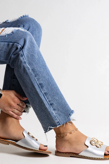 Tongs argentées avec boucle...