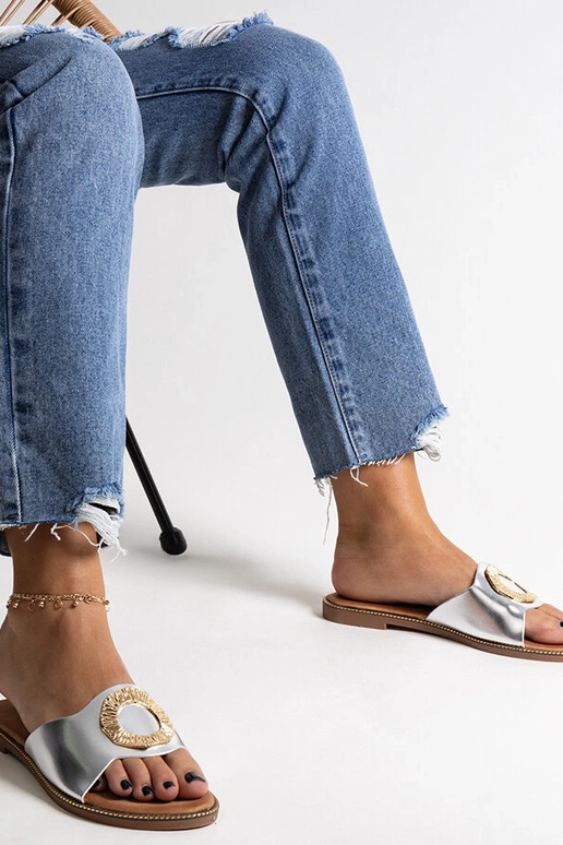 Tongs argentées avec boucle... Tongs argentées avec boucle...