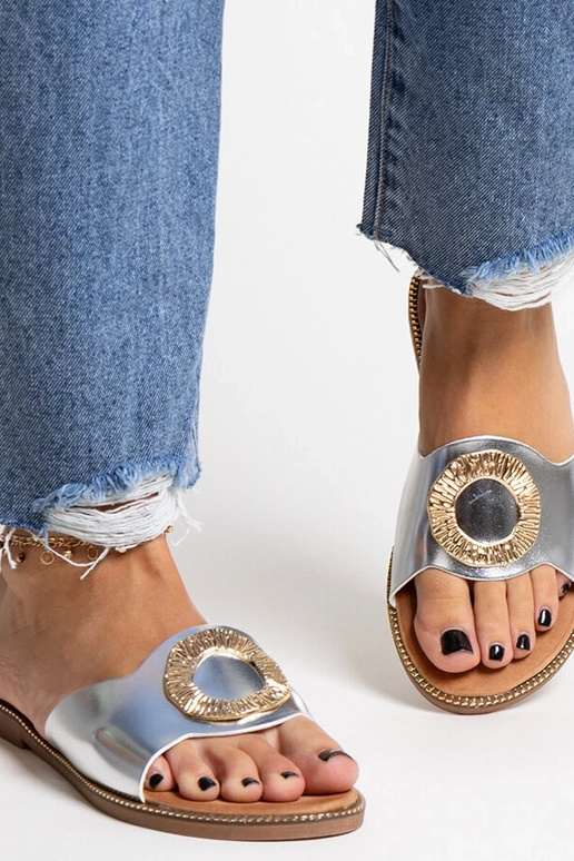 Tongs argentées avec boucle... Tongs argentées avec boucle...