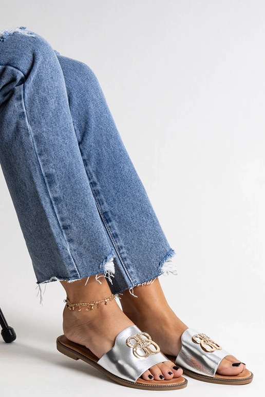 Tongs argentées avec boucle... Tongs argentées avec boucle...