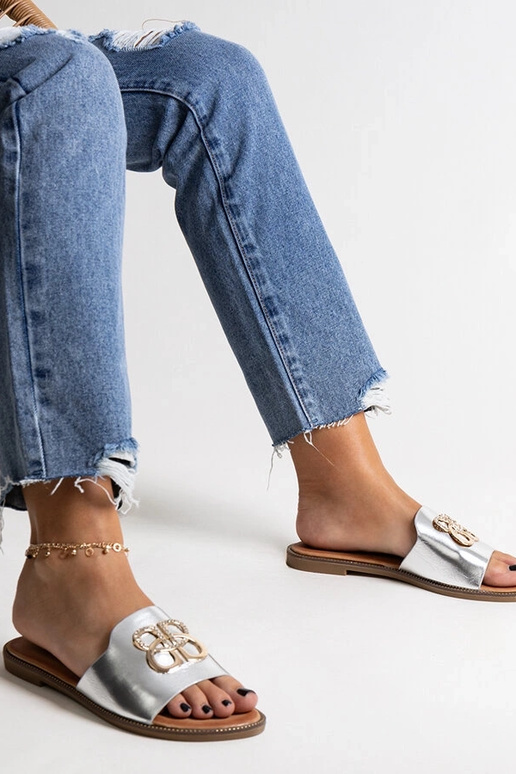 Tongs argentées avec boucle... Tongs argentées avec boucle...