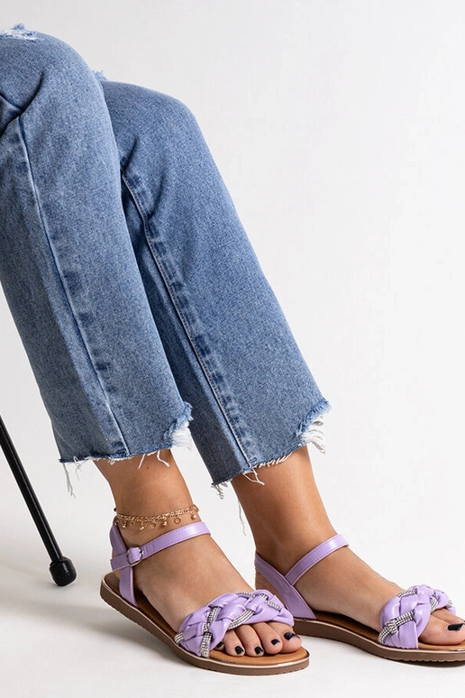 Sandales violettes ornées de zircons... Sandales violettes ornées de zircons...