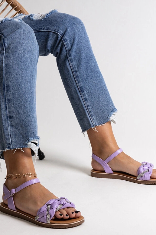 Sandales violettes ornées de zircons... Sandales violettes ornées de zircons...