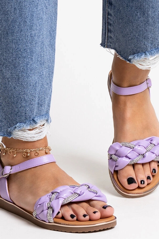 Sandales violettes ornées de zircons... Sandales violettes ornées de zircons...