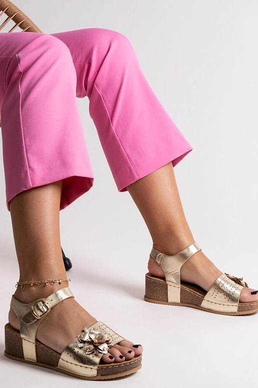 Sandales compensées dorées avec fleur... Sandales compensées dorées avec fleur...