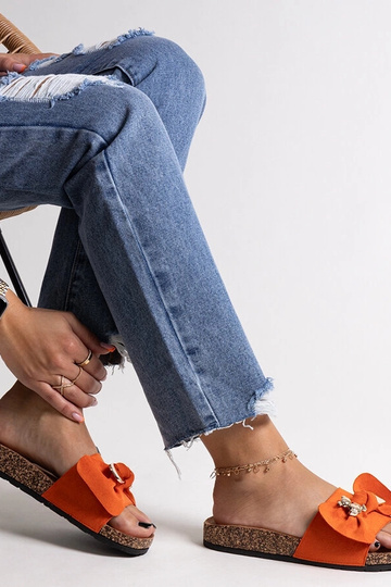 Tongs orange avec un noeud...