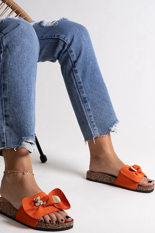 Tongs orange avec un noeud et un ours... Tongs orange avec un noeud et un ours...