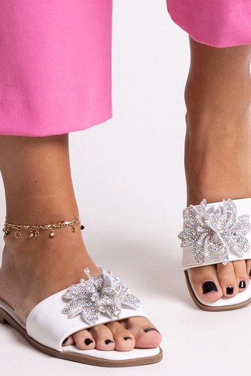 Tongs blanches avec fleur...