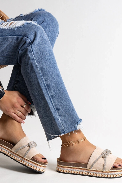 Tongs beiges décorées de zircons... Tongs beiges décorées de zircons...