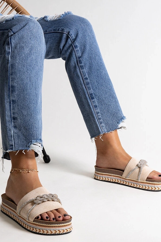 Tongs beiges décorées de zircons... Tongs beiges décorées de zircons...