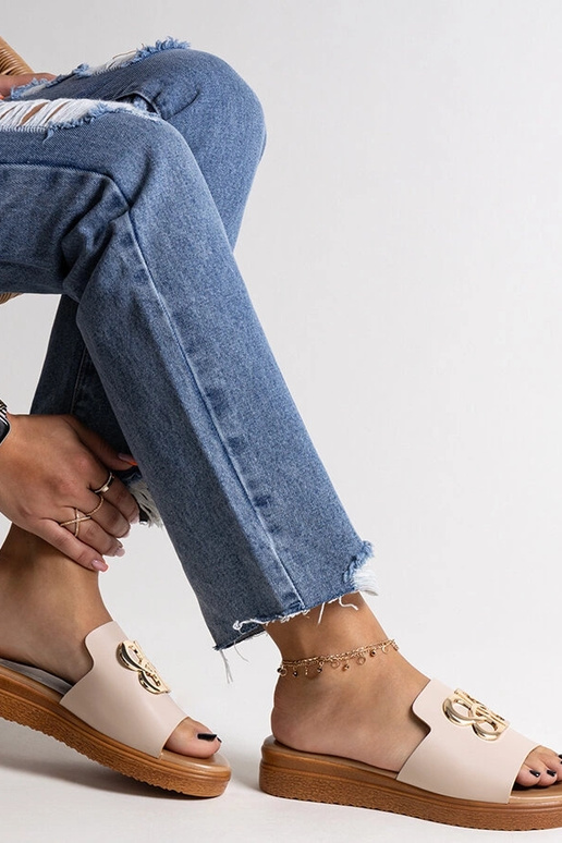 Tongs beiges avec boucle décorative... Tongs beiges avec boucle décorative...