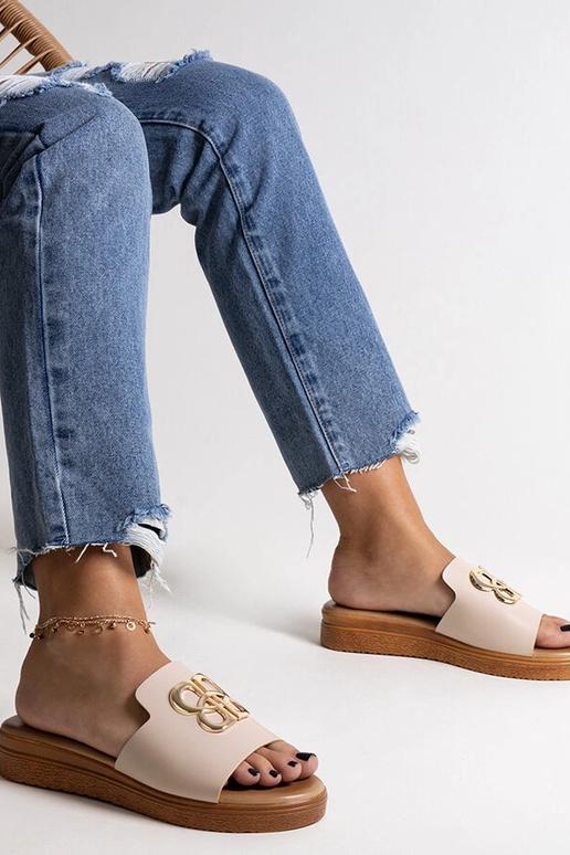 Tongs beiges avec boucle décorative... Tongs beiges avec boucle décorative...