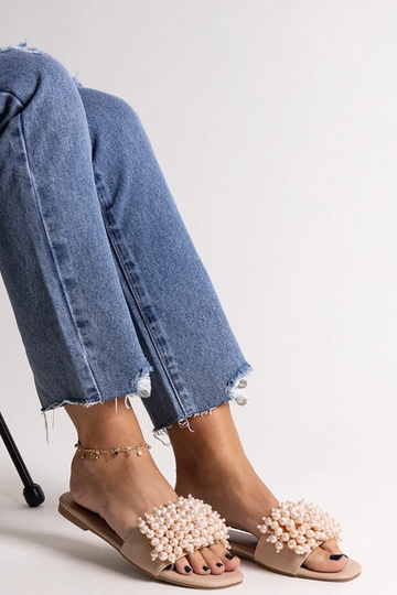 Tongs beiges décorées de... 2