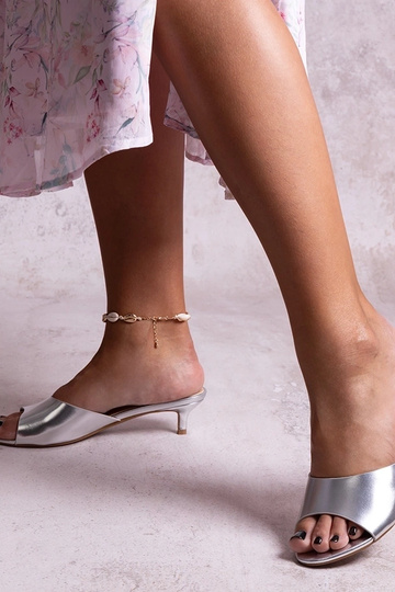 Mules à talon bas argentées... 2