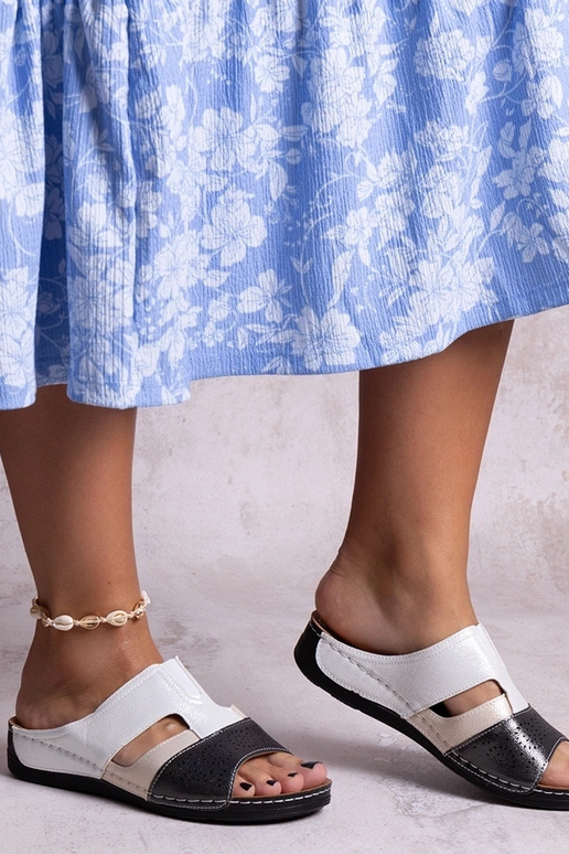 Tongs brillantes noires et blanches... Tongs brillantes noires et blanches...