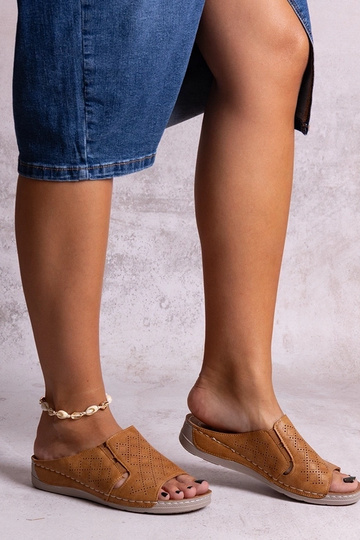Claquettes perforées Marouna Brown