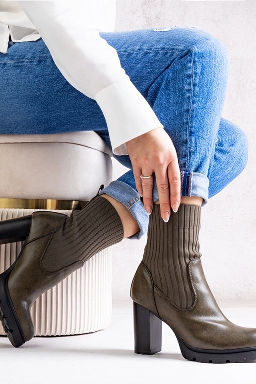 Bottines vertes à talon bloc en cuir...