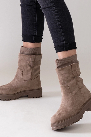 Bottines beiges à enfiler...