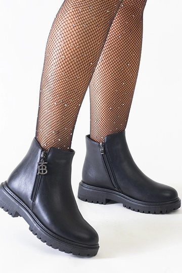 Bottines noires avec pendentif décoratif sur la plateforme en cuir écologique Melane
