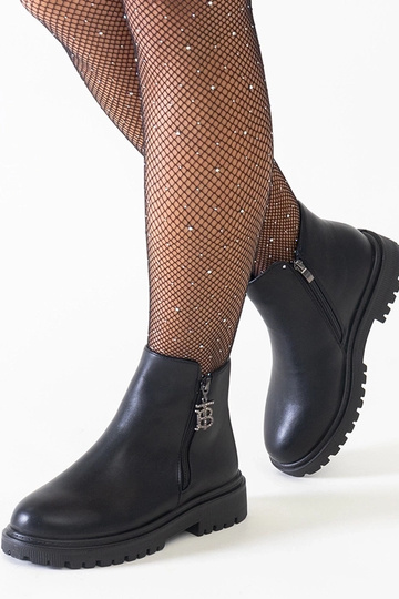 Bottines noires avec pendentif décoratif sur la plateforme en cuir écologique Melane 2