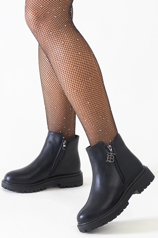 Bottines noires avec pendentif... Bottines noires avec pendentif...