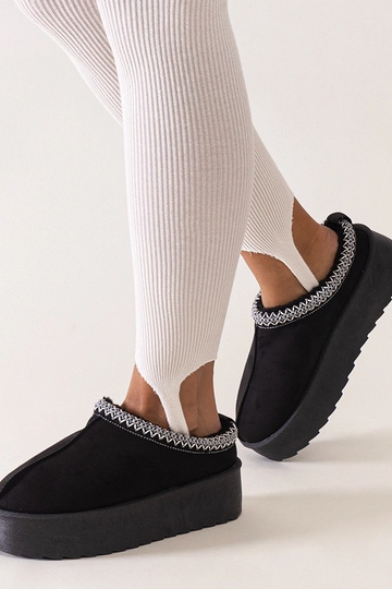 Chaussons noirs décorés de...