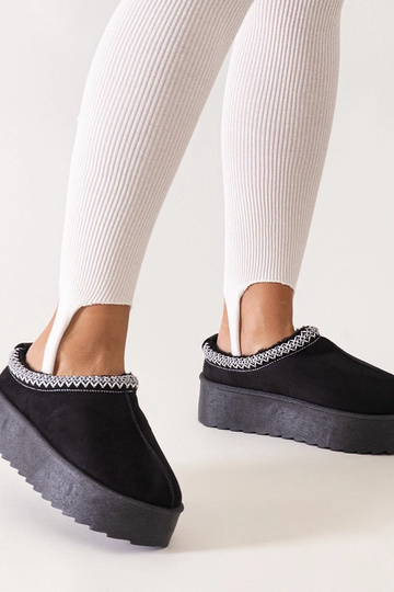 Chaussons noirs décorés de... 2