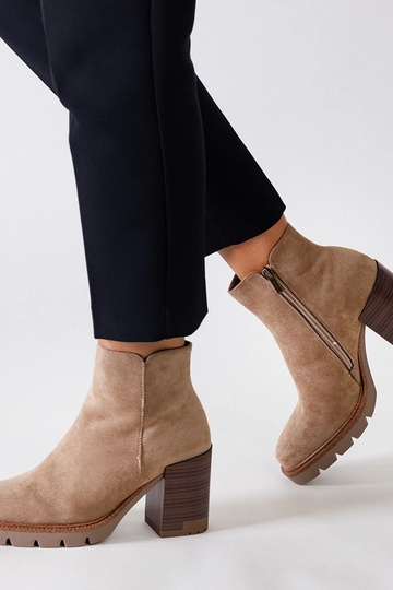 Botillons beiges à talon... 2