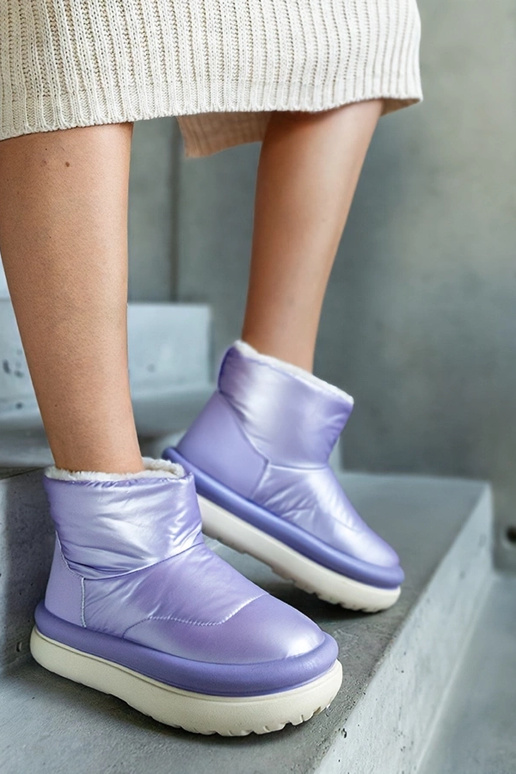 Bottes de neige chaudes violettes sur...