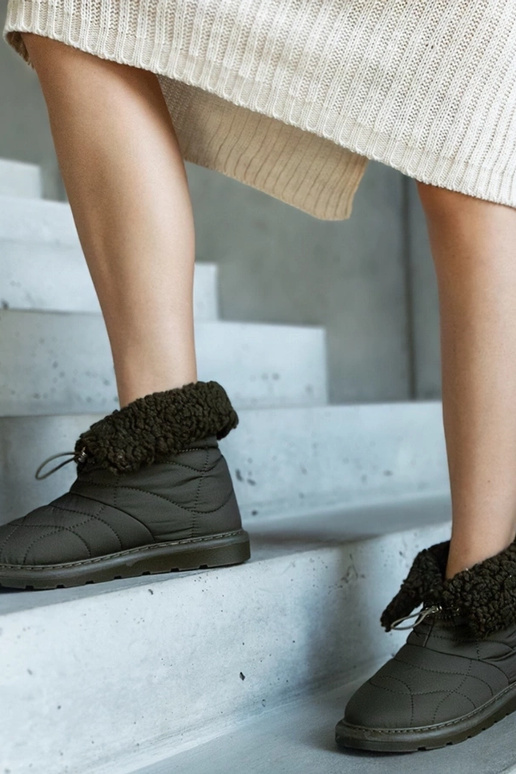 Bottes de neige vertes isolées avec...