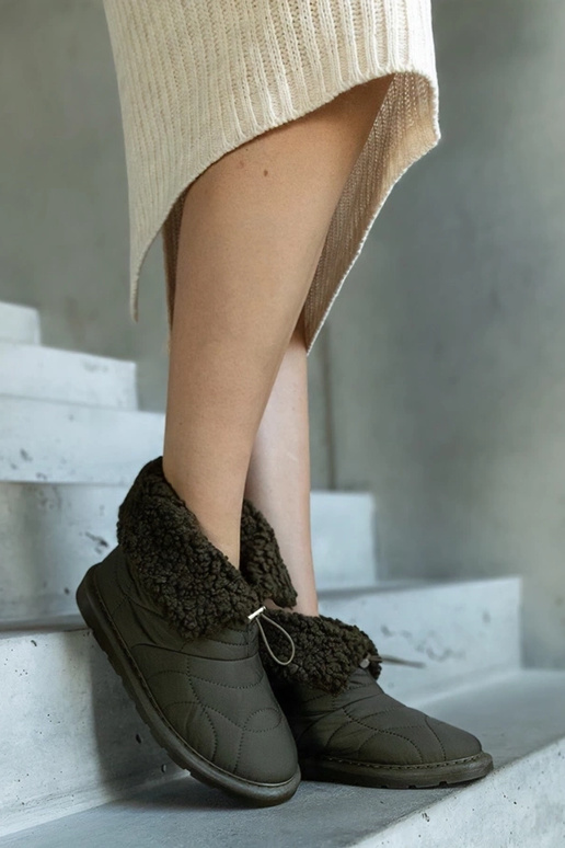 Bottes de neige vertes isolées avec...