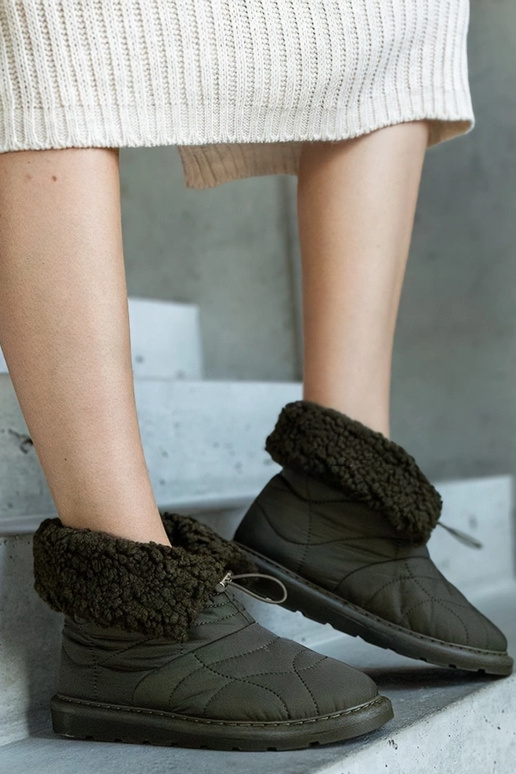 Bottes de neige vertes isolées avec...