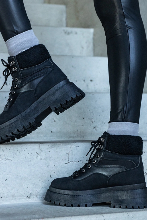 Bottes de randonnée noires à semelles... Bottes de randonnée noires à semelles...