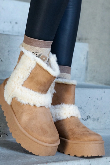 Bottes de neige en éco-suède beige foncé sur la plateforme décorées de fourrure Peters 2