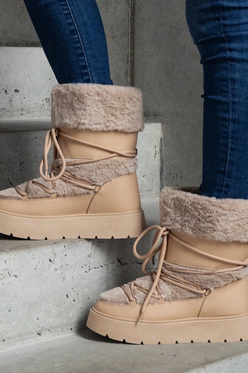 Bottes de neige à lacets...