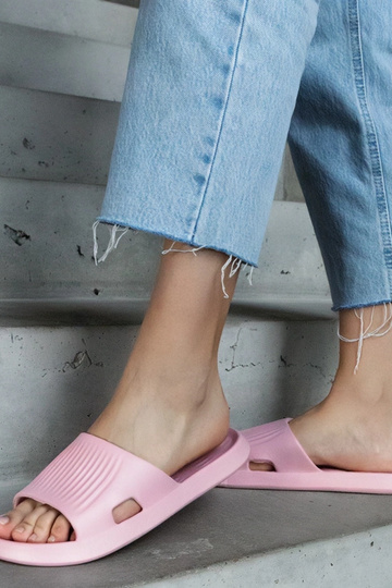 Chaussons en mousse rose...