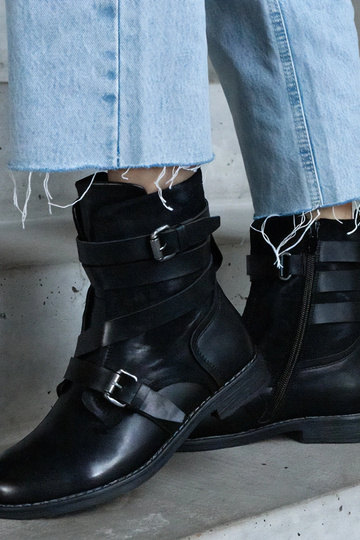 Botines noirs isolés à...