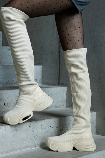 Bottines beiges à enfiler avec tiges élastiques sur une semelle Lokira massive