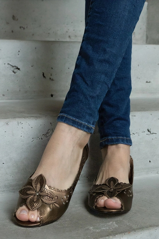 Ballerines brunes ajourées avec bout...