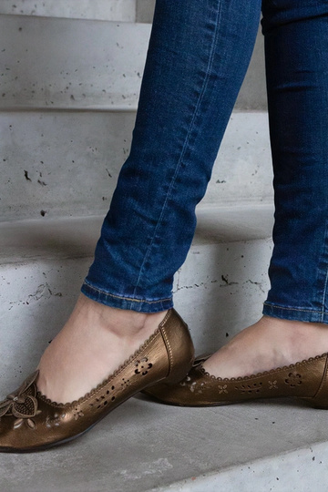 Ballerines brunes ajourées... 2