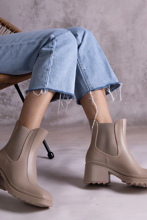 Bottes en caoutchouc beige à talon... Bottes en caoutchouc beige à talon...